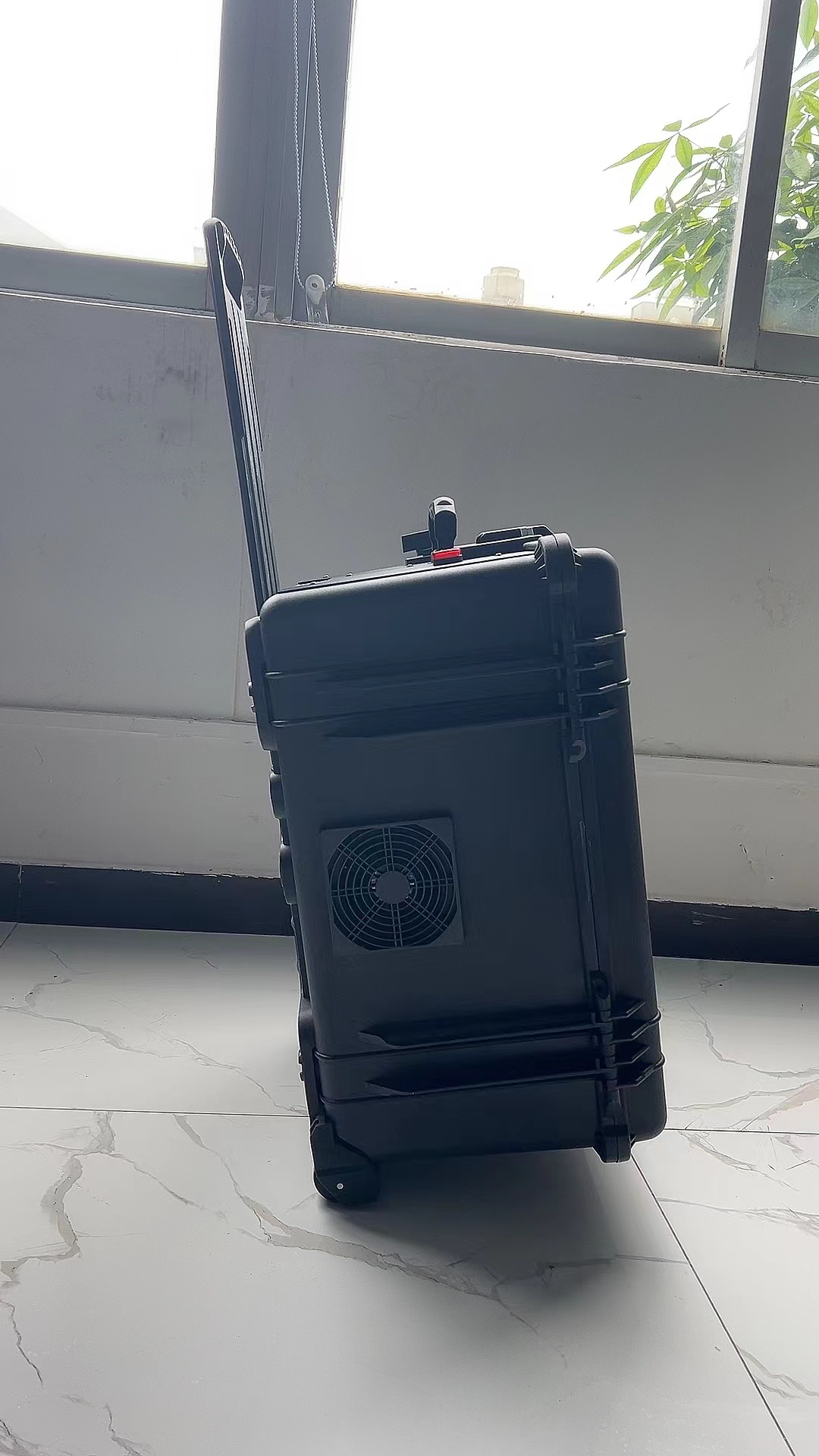  龙凤手拉箱型移动通信干扰器